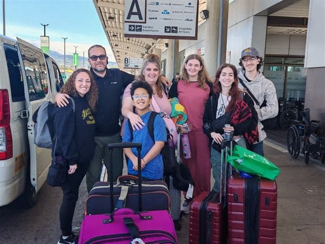 Travesía driver welcoming a group of clients with their luggage at SJO airport